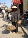 066- Hoi an- vieille dame et palanche